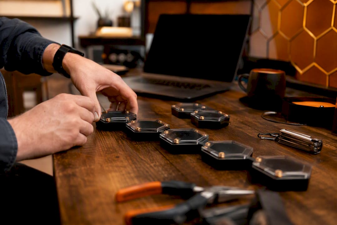 Hands connecting modular pipeline automation units