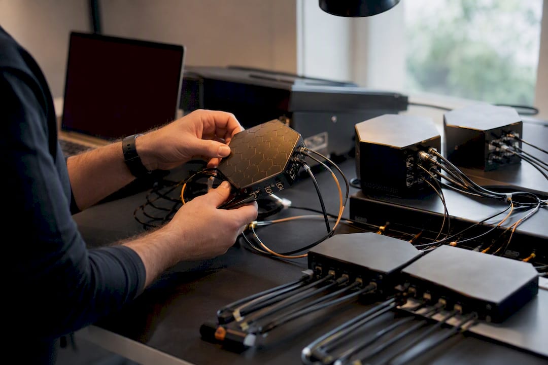 Manos conectando componentes modulares de enrutamiento de IA