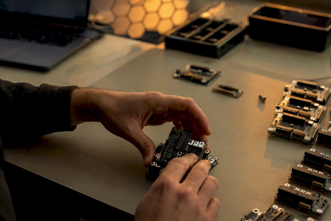 Manos conectando unidades de hardware modulares en un contenedor