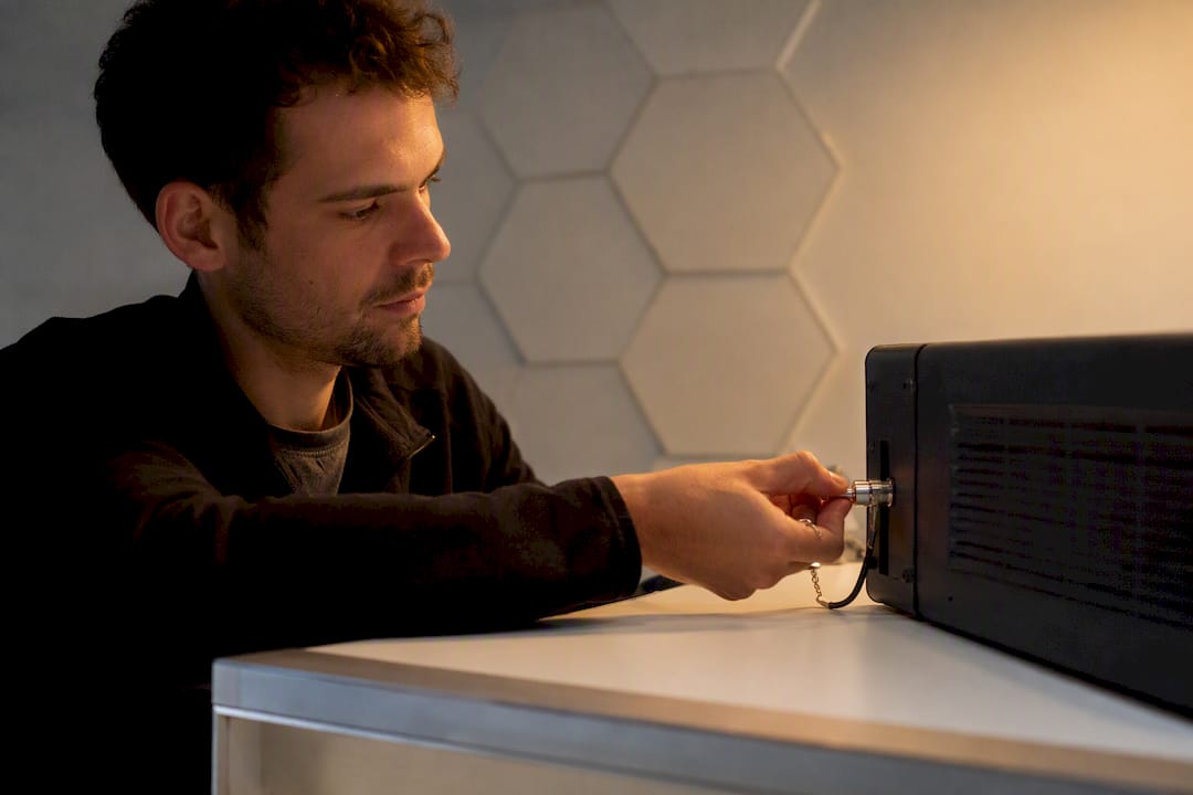 Manos insertando llave de hardware de seguridad