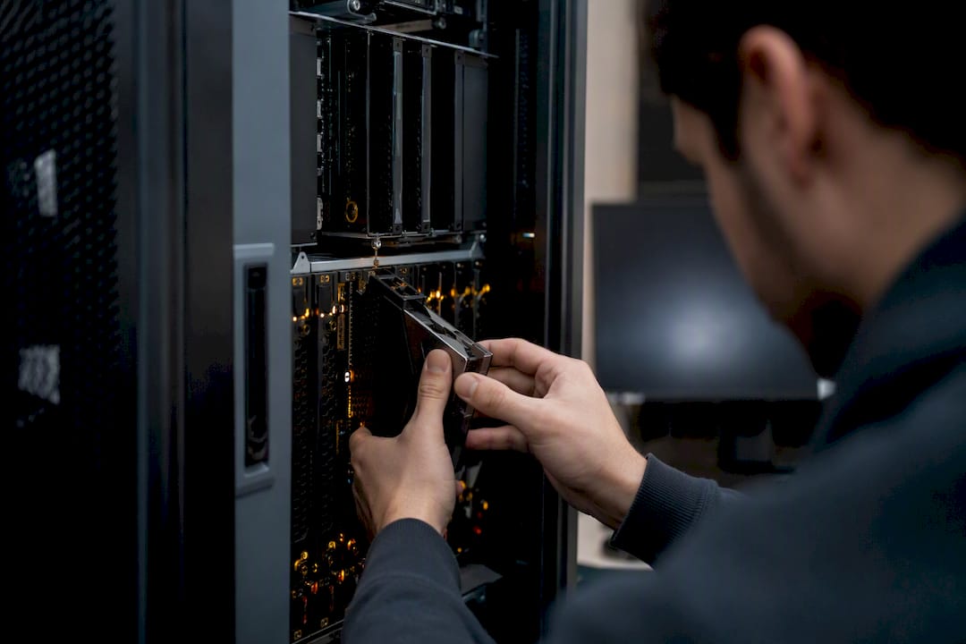 Técnico realizando ajustes en el hardware de un servidor con GPU