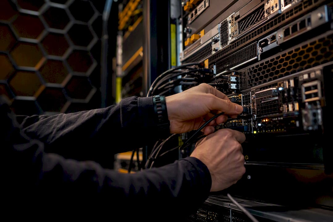 Un ingeniero trabajando con precisión en la configuración de los servidores
